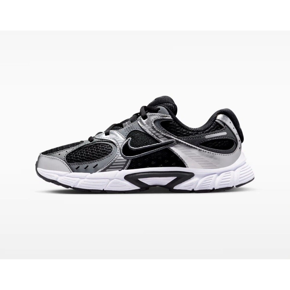 Youth Nike V5 RNR (GS) In A Size 7Y  Colors Black, White And Gray New in box